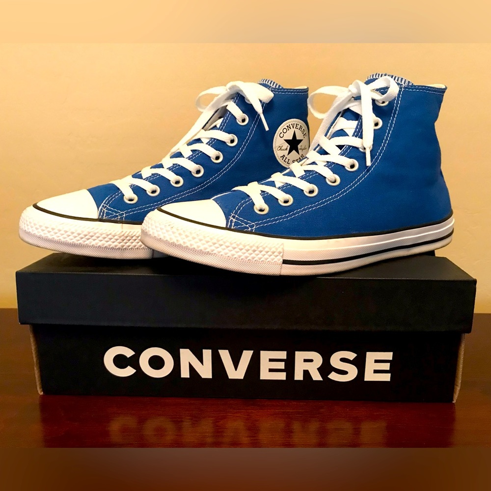 Converse Chuck Taylor All Star High Tops. Excellent used condition! Size 9.